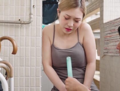 Bố chồng cuồng si lén lút quyến rũ con dâu khi con trai vắng nhà