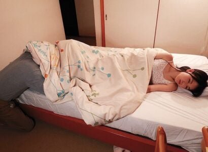 Cháu gái đã trưởng thành, chú thấy cơ bụng và quyết định thả thính