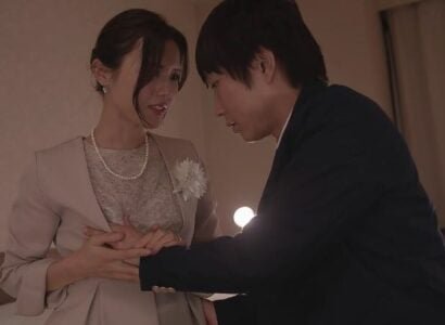 Người con trai vừa tốt nghiệp đã được mẹ kế cho thỏa mãn tình dục