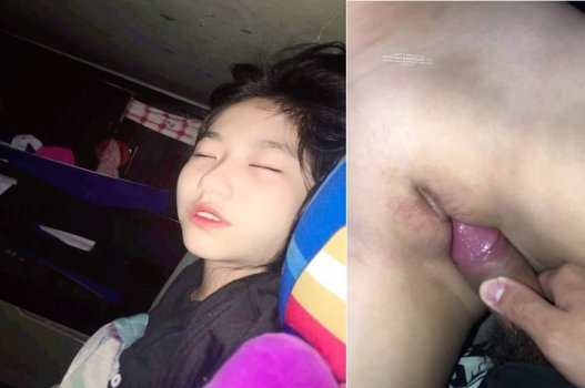 Thân mật cùng em nữ khi em nằm