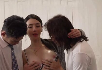 Hai cậu con trai chiều chuộng mẹ vú to trong mùa xuân hồi sinh