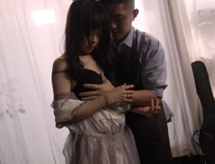 Nghệ nhân tình dục say mê cùng con rối tự tay chế tạo trong ánh trăng rực rỡ