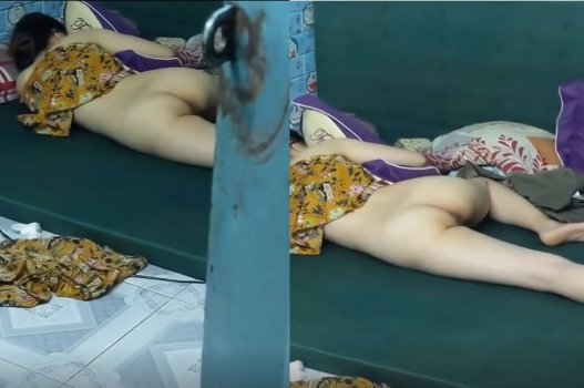 Bóc tem bướm em gái lúc nằm không khoá cửa